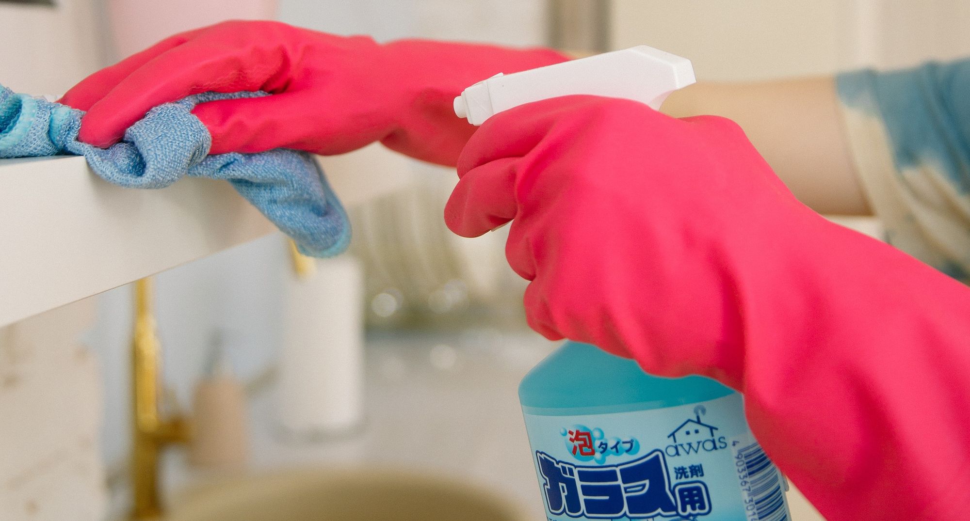 Чем отмыть пластмассовые. Отмываем пластиковый подоконник. Clean Touch Oyster цвет. Как удалить въевшийся запах из пластика.